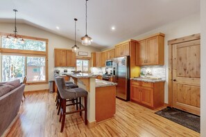 Fridge, microwave, oven, stovetop - Stylish All-Season Oasis, Fireplace | Easy Access to Skiing, Hiking, Biking (South Lake Tahoe)