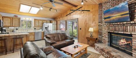 Smart TV y chimenea