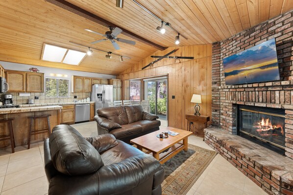 Smart TV, fireplace