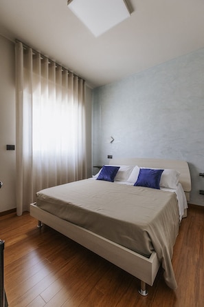 1 bedroom, desk, free WiFi, bed sheets - APULIABLUE b&b near Bari airport KarolWojtyla Polignano Bitonto Giovinazzo (bari)