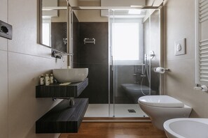 Shower, hair dryer, bidet, towels - APULIABLUE b&b near Bari airport KarolWojtyla Polignano Bitonto Giovinazzo (bari)
