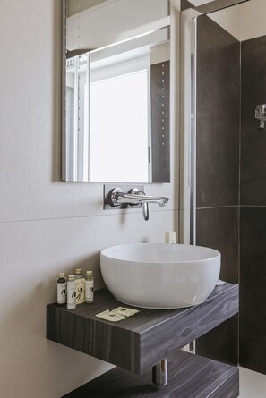 Dusche, Haartrockner, Bidet, Handtücher