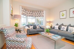 Smart TV, fireplace, table tennis, stereo