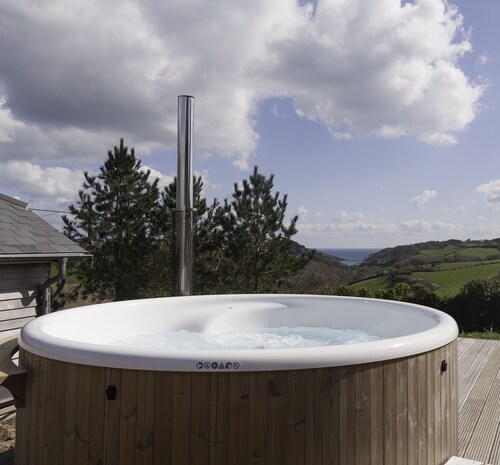 Stylish Coastal Luxury - 5 Bed, Hot Tub, EV Charger