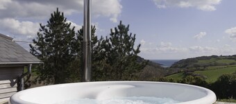 Stylish Coastal Luxury - 5 Bed, Hot Tub, EV Charger