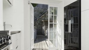 Eine moderne Küche mit Einbauofen und großem Fenster.