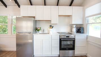 Large Studio Cottage - Queen Bed | Private kitchen