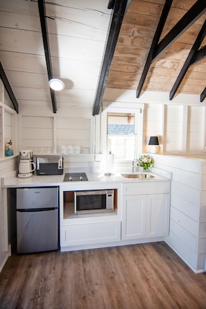 Studio Cottage - Queen Bed | Private kitchen | Microwave, stovetop, coffee/tea maker - Prince of Whales (North Truro)