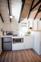 Cafetera/tetera, microondas, placa de cocina
