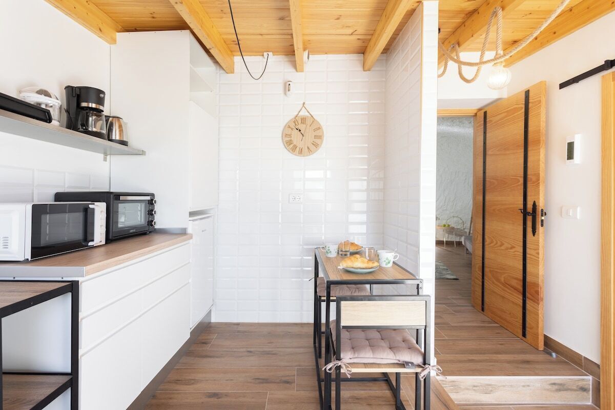 Microondas, horno, placa de cocina y cafetera o tetera