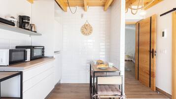 Microondas, horno, placa de cocina y cafetera o tetera