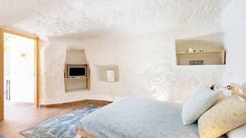 1 dormitorio, tabla de planchar con plancha, ropa de cama