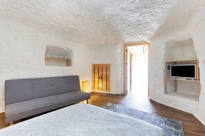 1 chambre, fer et planche à repasser, draps fournis