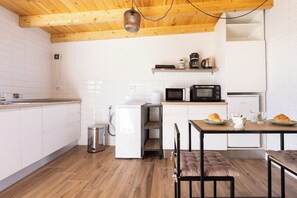 Microondas, horno, parrilla de estufa y cafetera y tetera 
