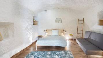 1 slaapkamer, een strijkplank/strijkijzer, beddengoed