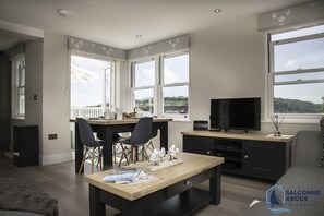 Smart-TV, DVD-spiller, musikkbibliotek og stereoanlegg