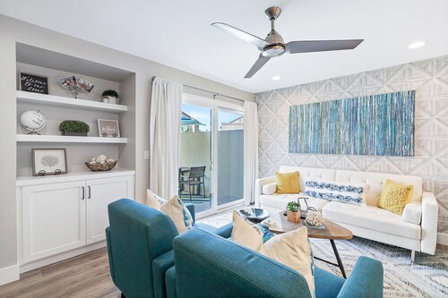 Newly renovated condo, closest walk to theme parks - pools & hot tub on-site