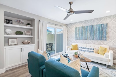 Newly renovated condo, closest walk to theme parks - pools & hot tub on-site