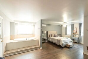 1 bedroom, iron/ironing board, WiFi, bed sheets - The Edgcote Room in Historic Holladay House (Orange)