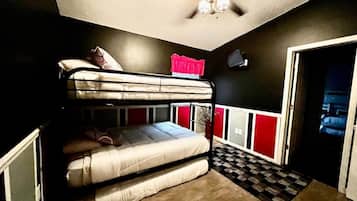 3 bedrooms, iron/ironing board, WiFi, bed sheets