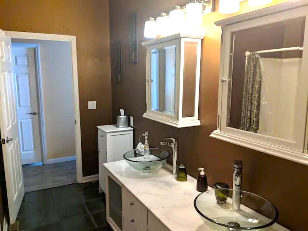 Sèche-cheveux, serviettes fournies, savon, shampoing