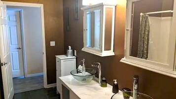 Sèche-cheveux, serviettes fournies, savon, shampoing