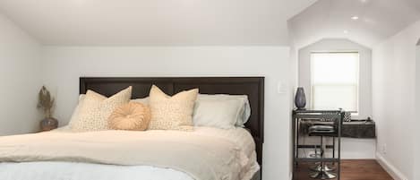 2 bedrooms, desk, WiFi, bed sheets