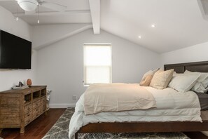 2 bedrooms, desk, WiFi, bed sheets
