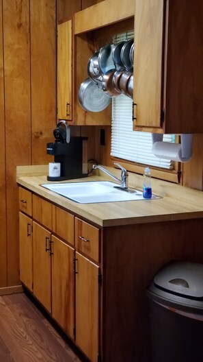 Standard Cottage | Private kitchen | Full-sized fridge, microwave, oven, stovetop - Cozy Creek Cottages (Maggie Valley)