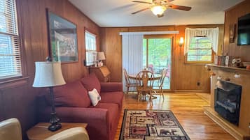 Premier-Ferienhaus | Essbereich im Zimmer