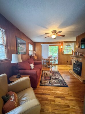 Premier-Ferienhaus | Essbereich im Zimmer