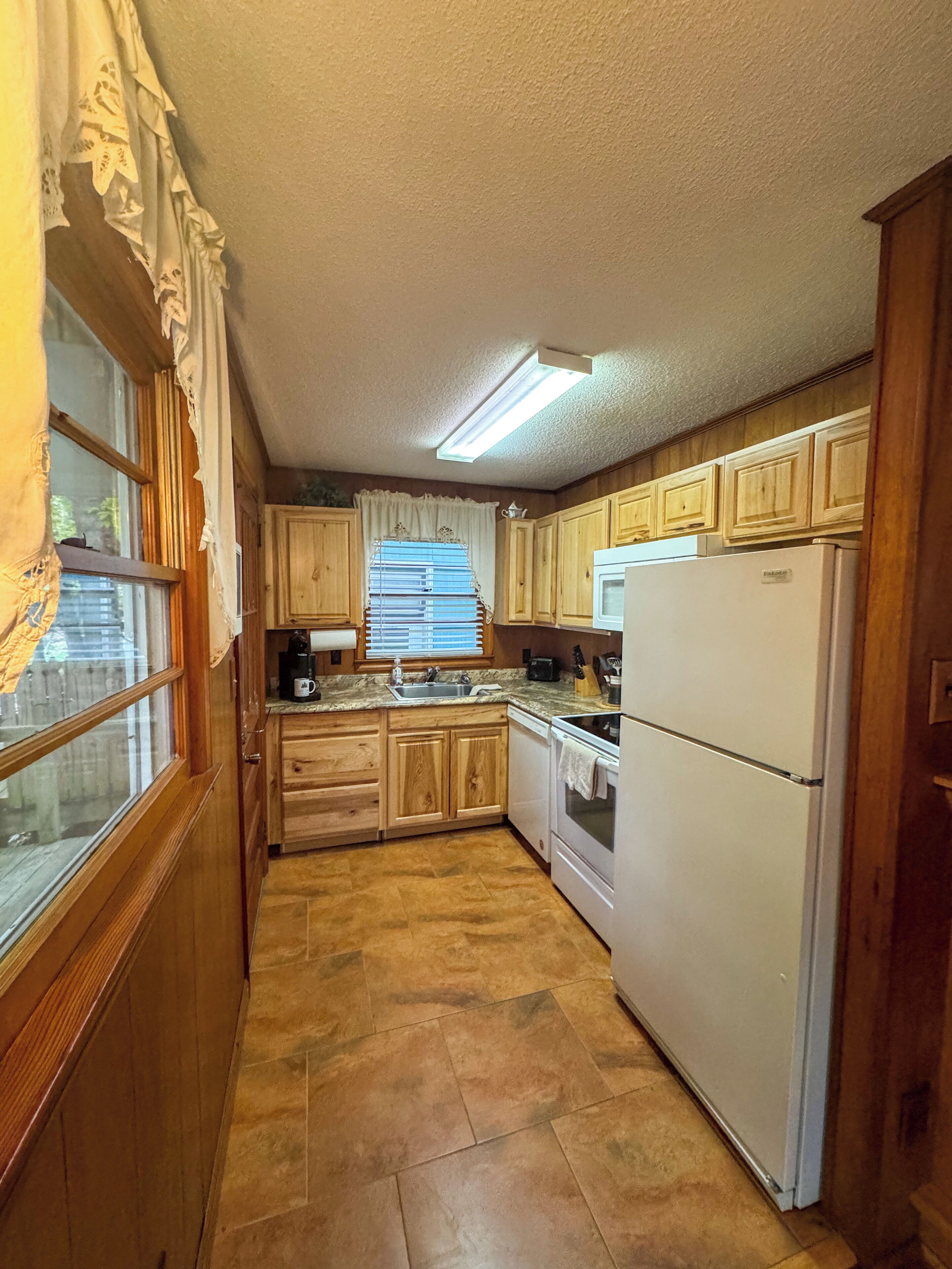 尊貴平房 | 私人廚房 | 大型雪櫃/冰箱、微波爐、焗爐、爐具