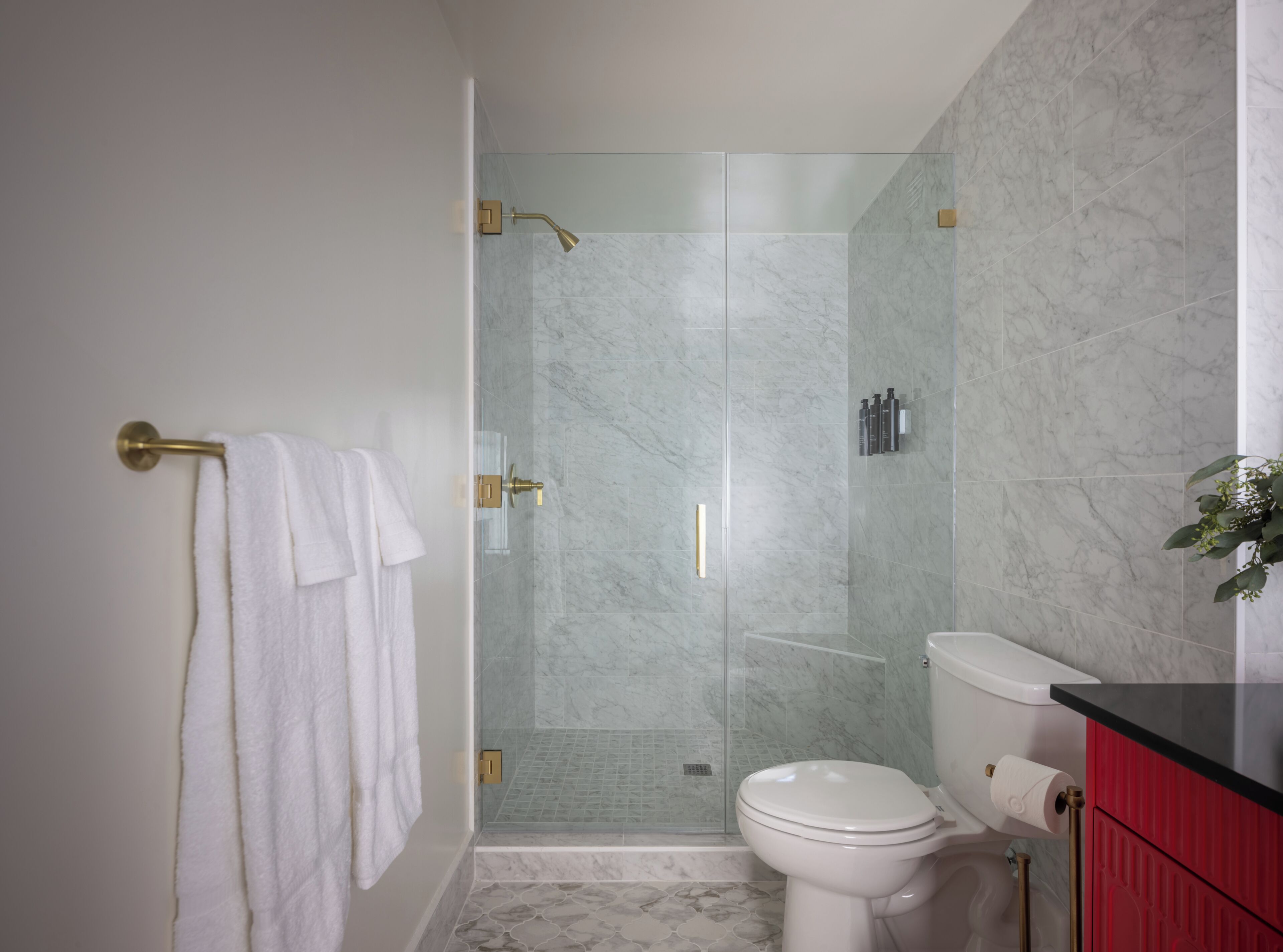 Deluxe Room, 1 King Bed | Bathroom