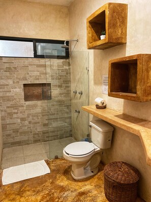 Habitación básica doble | Baño | Regadera y toallas 