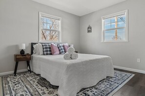 4 habitaciones, escritorio y tabla de planchar con plancha