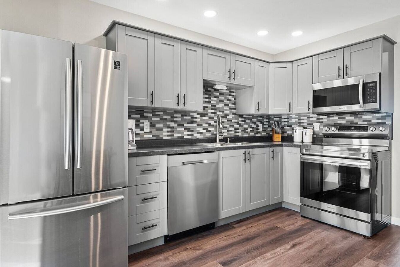 Een koelkast, een microgolfoven, een oven, een kookplaat