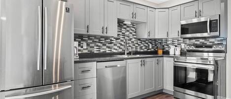 Réfrigérateur, micro-ondes, four, plaque de cuisson