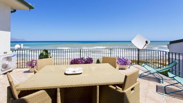 A balcony with wicker furniture, a table, and chairs facing the ocean. - Dune Home - Casa con 3 Camere da Letto (Alcamo)