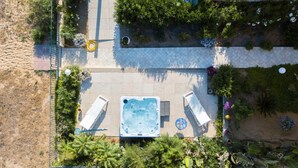 An aerial view of a rooftop pool area with two sun loungers, a hot tub, and surrounding greenery. - Dune Home - Casa con 3 Camere da Letto (Alcamo)