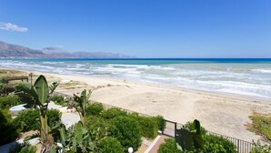 A beach with a clear view of the ocean and distant mountains. - Dune Home - Casa con 3 Camere da Letto (Alcamo)