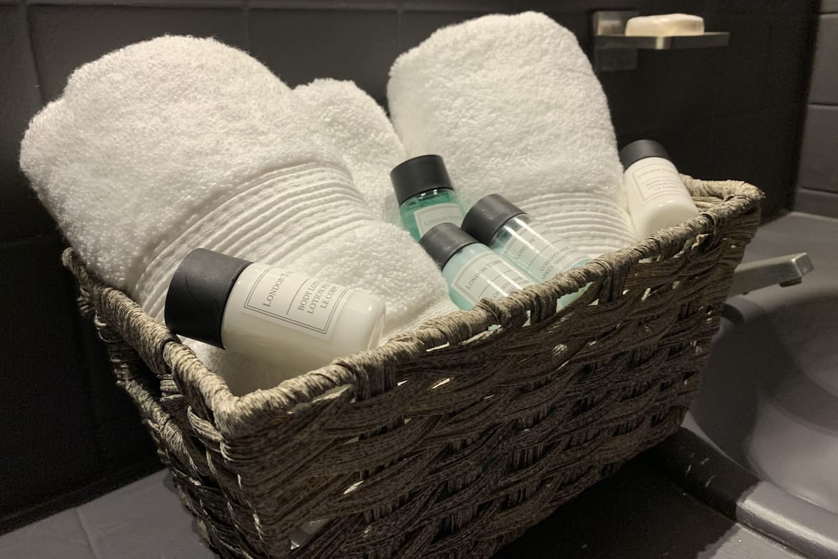 Habitación Premium | Artículos del minibar gratis, wifi gratis y ropa de cama