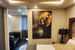 Artículos del minibar gratis, wifi gratis y ropa de cama