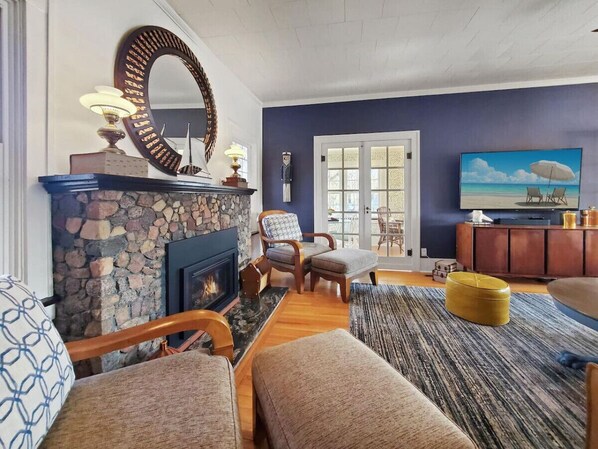 TV, fireplace