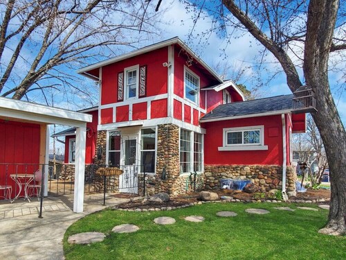 The Artsy Tartsy Cottage off West Lake Okoboji