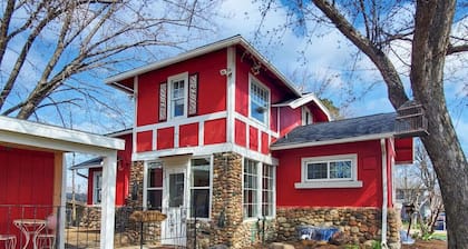 The Artsy Tartsy Cottage off West Lake Okoboji