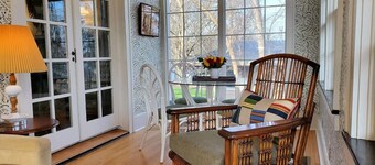 The Artsy Tartsy Cottage off West Lake Okoboji