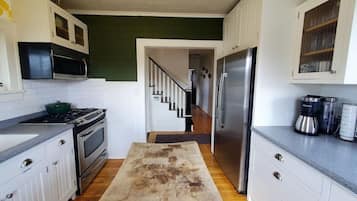 Microwave, oven, dishwasher, coffee/tea maker