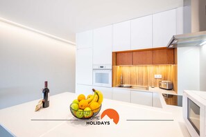 Frigorífico, microondas, horno y placa de cocina