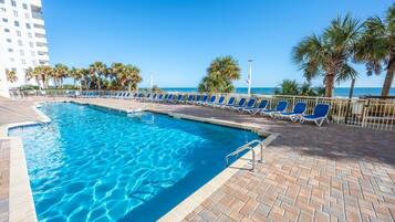 Innendørsbasseng og et oppvarmet basseng