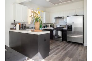 Refrigerador, microondas, horno y parrilla de estufa